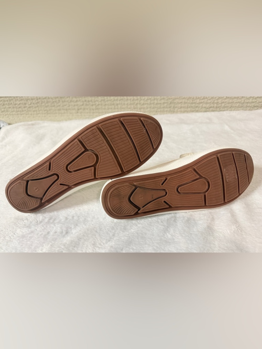 Rongen Women's Loafers with Gold Chain Trim. - Picture 2 of 8